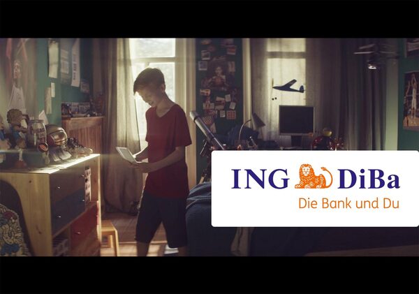 Sharp junior model <b>Nikolas c/o BRÜDERCHEN &amp; SCHWESTERCHEN</b> in the ING DiBa spot on a pilgrimage to Dirk Nowitzki