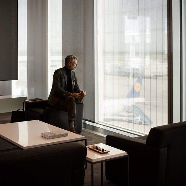 <b>Dominik Mentzos</b> fotografiert für LUFTHANSA neues Terminal am Flughafen München und begibt sich auf architektonische Entdeckungsreise durch das lichtdurchflutete Gebäude
