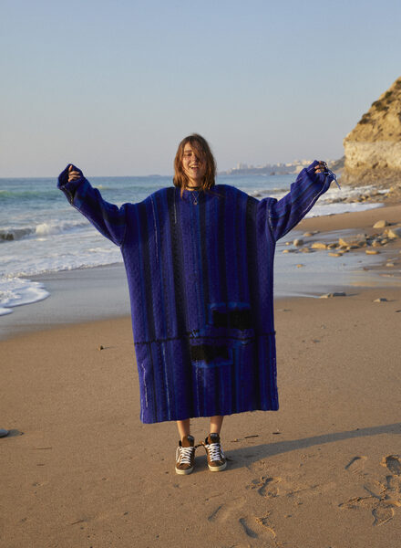 Surfing with Vera Van Erp in GLAMOUR Paris – photographed by <b>Frida MARKLUND c/o LUNDLUND</b> with beauty support by visagist <b>Viktoria SÖRENSDOTTER c/o LUNDLUND</b>