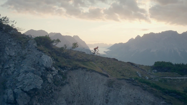 'SCHLARAFFIA, Sleep Well, Live Well' - <b>HelliVentures Filmproduktion</b> produce for SCHLARAFFIA and the agency Feuer - at dawn with a view of the Zugspitze