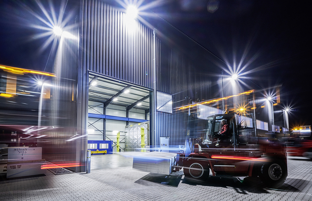 <b>WOLFRAM SCHROLL</b>&nbsp;realizes an image film as an elevator clip for industrial client ALIMEX, granting entertaining insight into the production of the aluminum specialist in fast images – #wearealimex