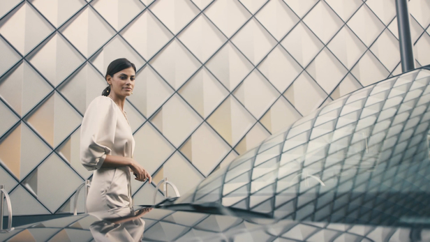 <b>MARCUS PHILIPP SAUER</b> films an AUDI commercial with the new AUDI Q3 Sportback 45 TFSI e and model Alisar Ailabouni for Philipp und Keuntje in a high-quality reduced visual language