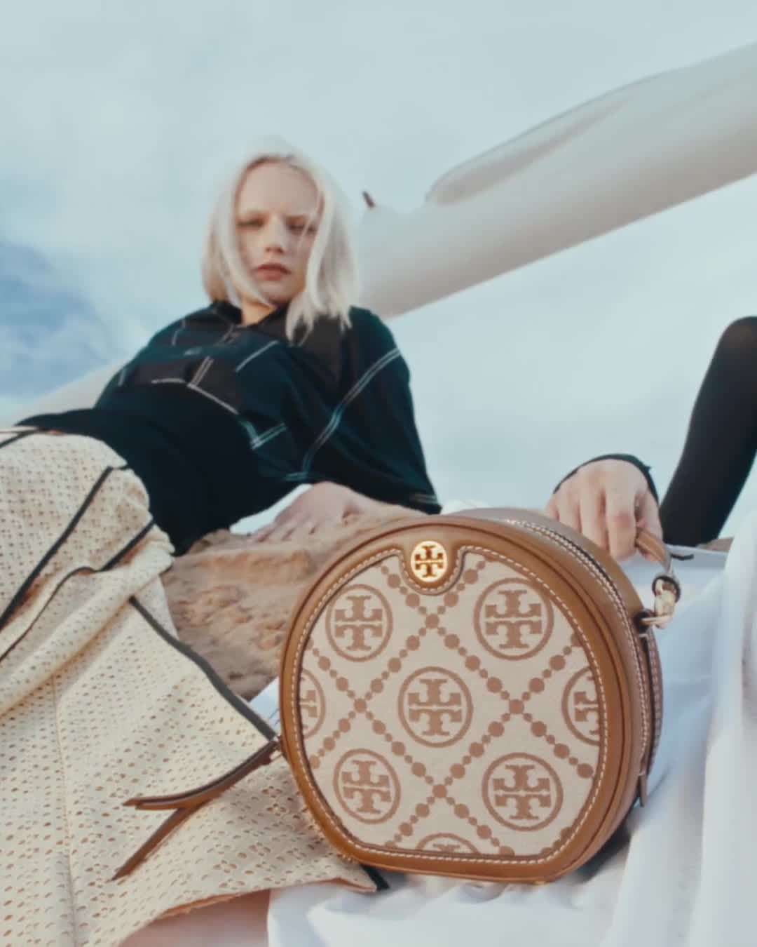 <b>TORY BURCH S/S 22</b> Videos von Fotograf &amp; Director Johnny Dufort in der Wüste Marokkos, produziert von <b>BAKER &amp; CO</b>