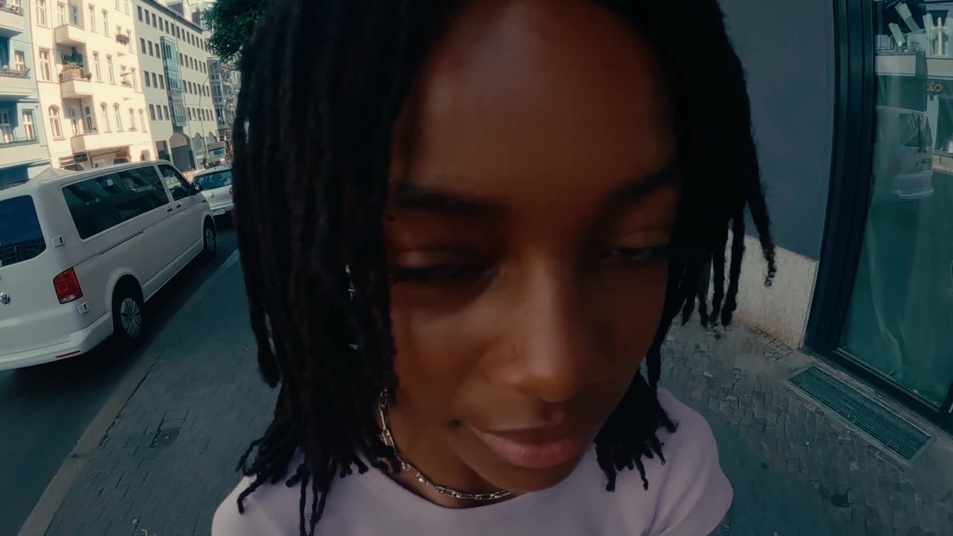 Ronald Dick c/o SHOTVIEW ARTISTS MANAGEMENT führt Regie bei den hier gezeigten PULL &amp; BEAR Videos, produziert von Rollercoaster Production mit Producer Cristina Munoz Sagastilbelza, Styling Paola Barrachina und Sandra Hemmink sowie Hair &amp; Makeup by Carol…