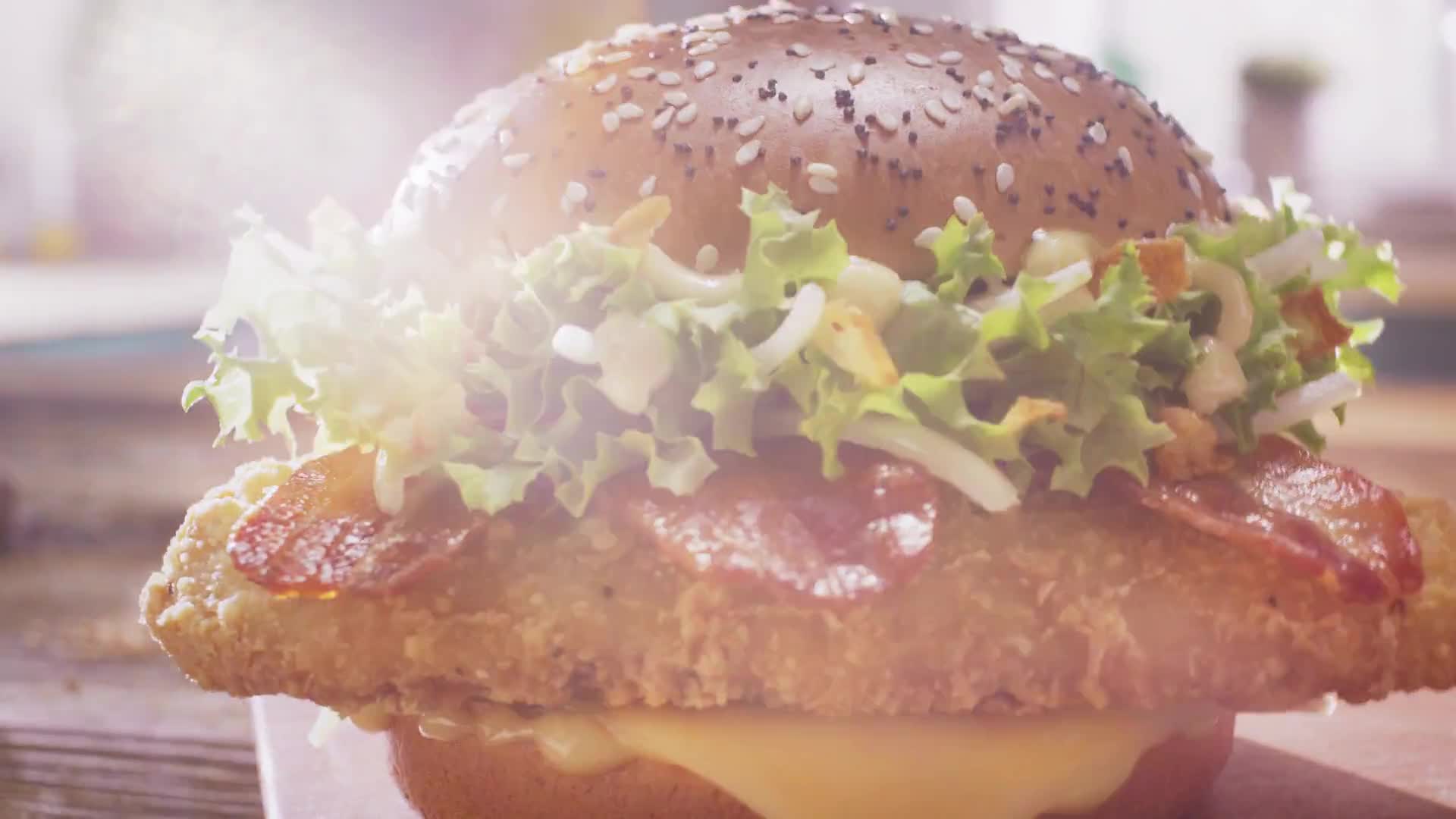 Mc Crispy Homestyle Honey Mustard Bacon in perfection – DOP <b>DIRK WEYER</b> presents you the TV commercial for<b> MC DONALD’S </b>and the agency Scholz & Friends