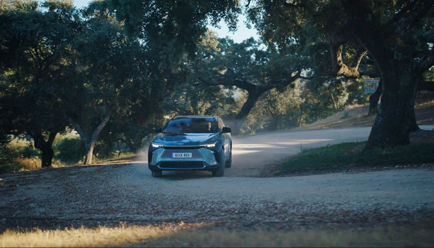 <b>SÉBASTIEN STAUB</b> : Regie für den TOYOTA bZ4X Digital Launch Film mit The&Partnership London und <b>NISSAN JUKE HYBRID</b> Commercial für TBWA Paris Designory