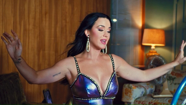 Authentic, eye-catching and glamorous : <b>Katy Perry exclusively for ABOUT YOU </b>with a video by <b>KAPTURING c/o BIRGIT STÖVER ARTISTS</b>