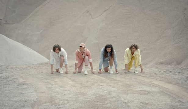 <b>'Couchés Sur Le Sable' </b>- ein avantgardistisches Musikvideo von <b>NICK & CHLOÉ c/o ANALOG / DIGITAL</b> für die Indie-Pop-Rockband <b>Le Roi Angus</b>