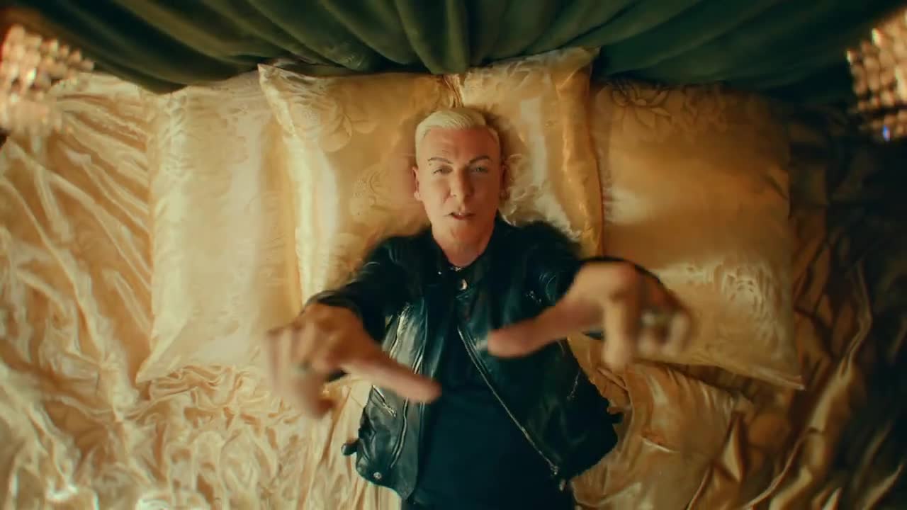 Let me hear you crunch! - H.P. BAXXTER in the new <b>MC DONALD'S Crispy campaign spot</b>, food styling by <b>Jürgen ZIMMERSTÄDT c/o BIGOUDI</b>