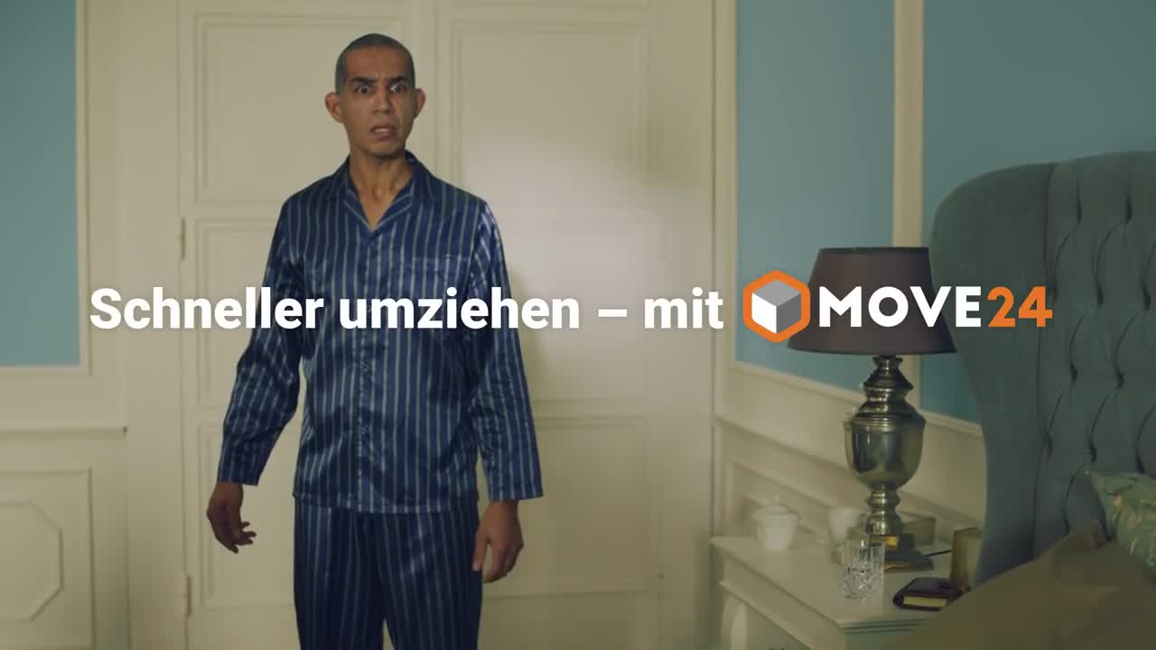 Tomorrow's news today: the 'You're here already?' spots for MOVE24 are still simply undecided between The Donald and Hilary Clinton - with decisive styling by <b>Rainer METZ c/o PERFECTPROPS</b>